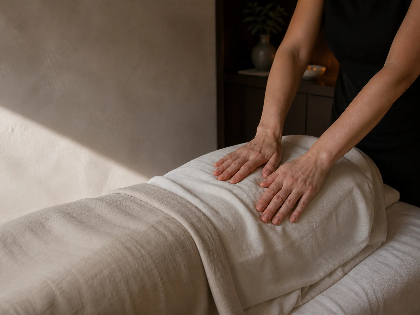Gentle professional massage contact through fully covering cream linen